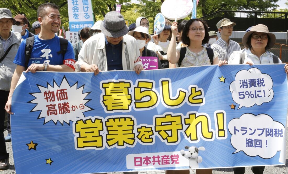 Participantes en una marcha con motivo del Primero de Mayo recorren una calle en Tokio, el 1 de mayo de 2025. La pancarta dice, en japonés, "Protejan la vida y los negocios". Foto: AP