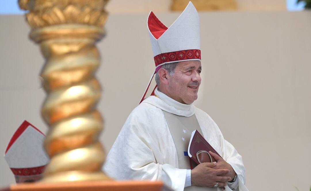 El obispo Juan Barros durante una misa multitudinaria oficiada por el papa Francisco en Lobito Campos. Iquique (Foto: EFE)
