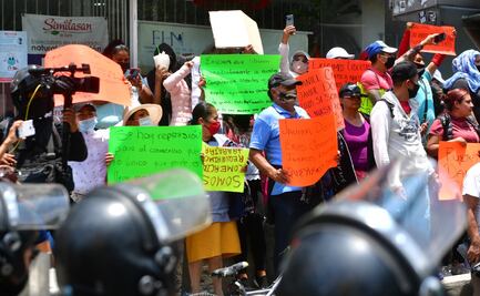 Comerciantes bloquean calles del Centro; exigen que los dejen vender
