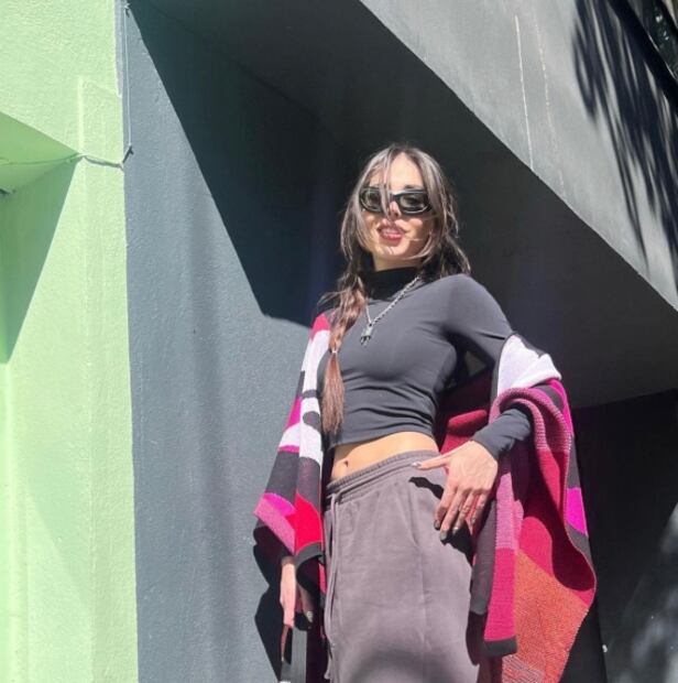 Danna Paola derrocha estilo en look "total denim" con brasier