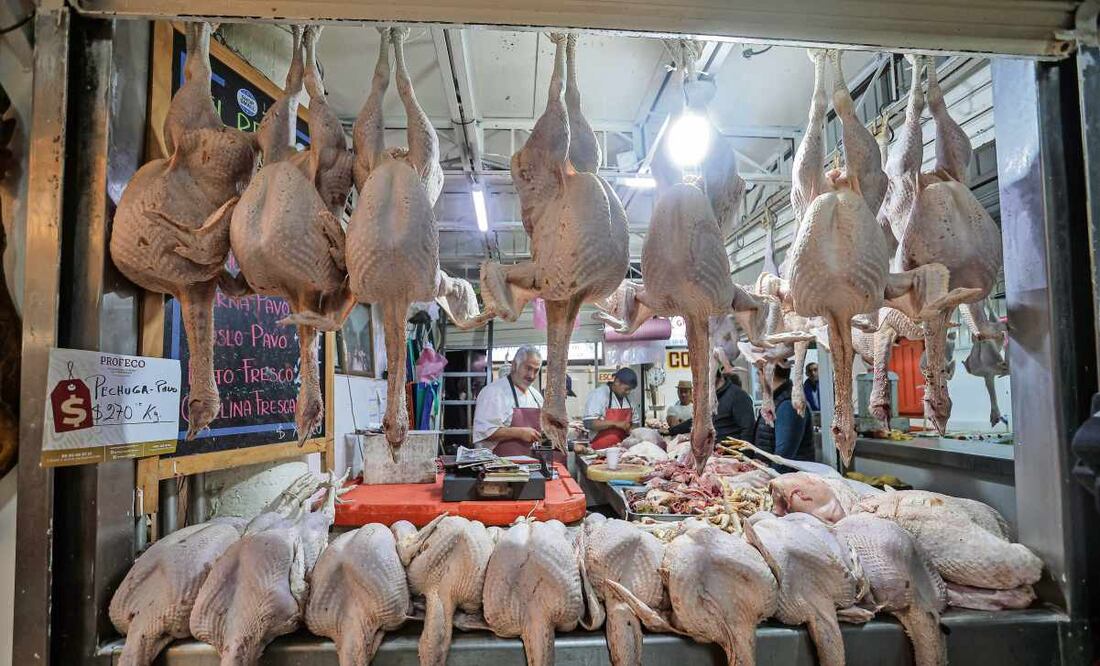 En el Mercado de San Juan, el señor Alexis encontró un pavo de 10 kilos en mil 200 pesos, y lo preparará al vino blanco con naranja, contó. Foto: Gabriel Pano / EL UNIVERSAL