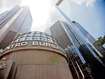 Por apagón informático mundial, Volaris y aeropuertos pierden en la Bolsa Mexicana de Valores