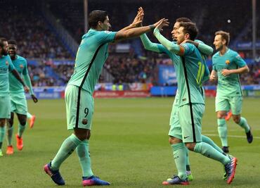 Barcelona aplasta al Alavés y es líder momentáneo