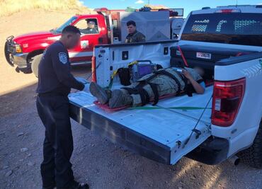 Patrulla Fronteriza rescata a mujer tras ser arrojada desde muro fronterizo; decomisa 42 rifles que buscaban entrar a México