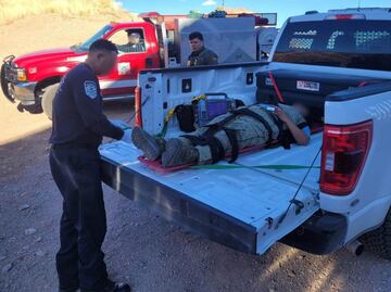 Patrulla Fronteriza rescata a mujer tras ser arrojada desde muro fronterizo; decomisa 42 rifles que buscaban entrar a México