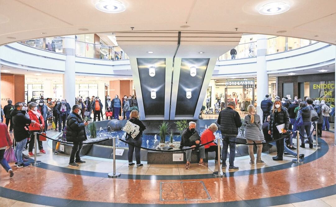 En Ludwigsburg, Alemania, fue instalado un centro centro de vacunación móvil contra el coronavirus dentro de una plaza comercial. Foto: Thomas Kienzle/ AFP.