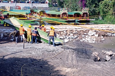 Inician trabajos para reparar grieta en canal de Xochimilco