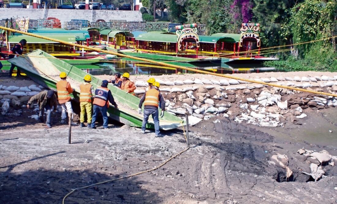 La intervención de la grieta inició con una serie de trabajos preliminares de limpieza y preparación del suelo para posteriormente tapar la oquedad, informaron las autoridades de la delegación Xochimilco. (JENNIFER NAVA. EL UNIVERSAL)