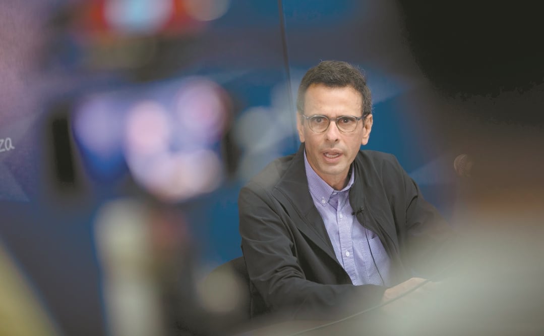 El opositor venezolano Henrique Capriles, durante una rueda de prensa, ayer en Caracas. Foto: RAYNER PEÑA R. EFE