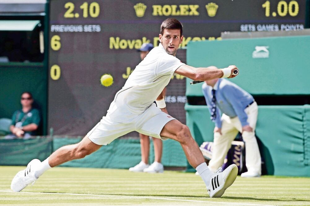 El tenista de Belgrado inicia bien, con la ilusión de obtener su quinto Grand Slam consecutivo (ALASTAIR GRANT. AP)