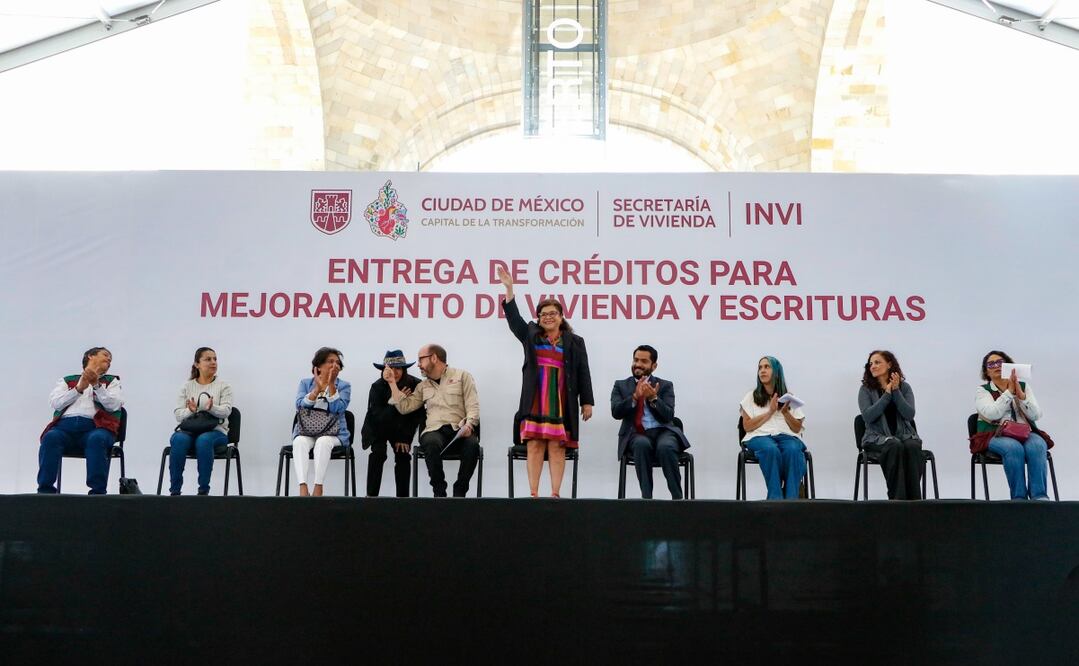 La jefa de gobierno encabezó la entrega de 6 mil créditos de mejoramiento de vivienda, en el Monumento a la Revolución. Foto: Especial