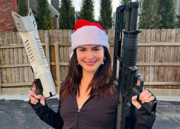 VIDEO: Colombiana que busca escaño en Texas llama a “ejecución pública” de migrantes; dispara contra maniquí como muestra