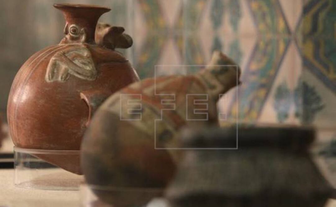 Entre las piezas figuran cerámicas de las culturas prehispánicas inca, moche, chimú y chancay, además de un textil precolombino de otra colección. FOTO: EFE.