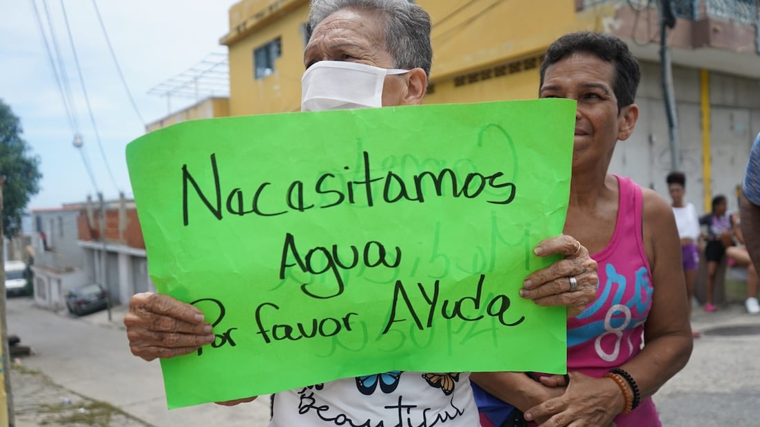En Las Tunitas,  Carayaca, las personas piden agua y comida al lado del camino. FOTO: ABRAHAM TOVAR. EL NACIONAL. GDA
