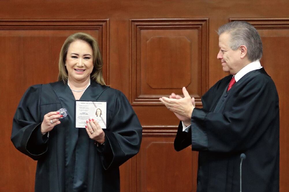 El presidente de la SCJN, Arturo Zaldívar Lelo de Larrea, dio la bienvenida a la nueva ministra Yasmín Esquivel (IVÁN STEPHENS. EL UNIVERSAL)