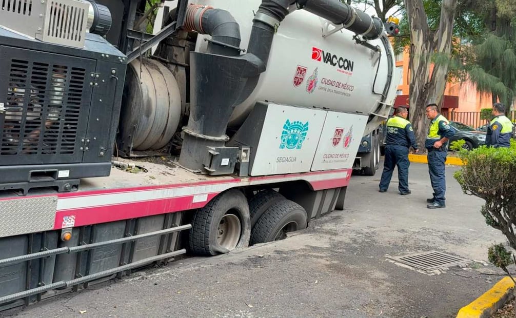 Camión de Segiagua queda atrapado en socavón en Tlalpan; retiran la unidad con una grúa.
Foto: Especial.