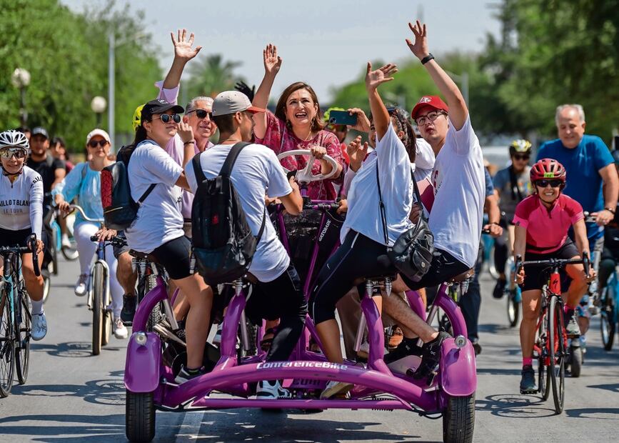 Xóchitl Gálvez, aspirante presidencial del Frente Amplio por México, conecta con la ciudadanía y la gente ya no vota por partidos políticos sino por las personas, dicen panistas. Foto: Miguel Sierra | Archivo EFE