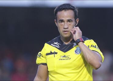 ¡Insólito! El árbitro Jorge Isaac Rojas hace doble consulta al VAR en Veracruz