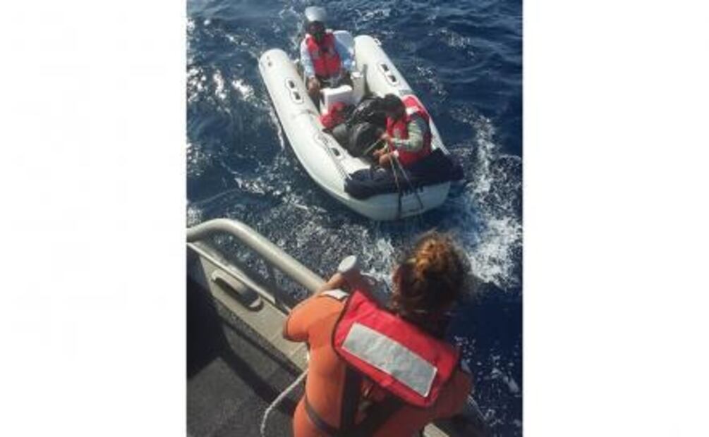 Marina rescata a 2 personas tras hundirse embarcación en QRoo