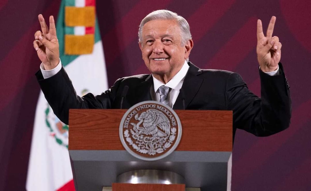 López Obrador mandó besos e hizo con sus manos el símbolo de “amor y paz”. Foto: Presidencia