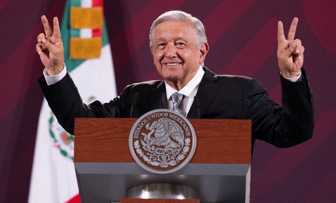 López Obrador mandó besos e hizo con sus manos el símbolo de “amor y paz”. Foto: Presidencia