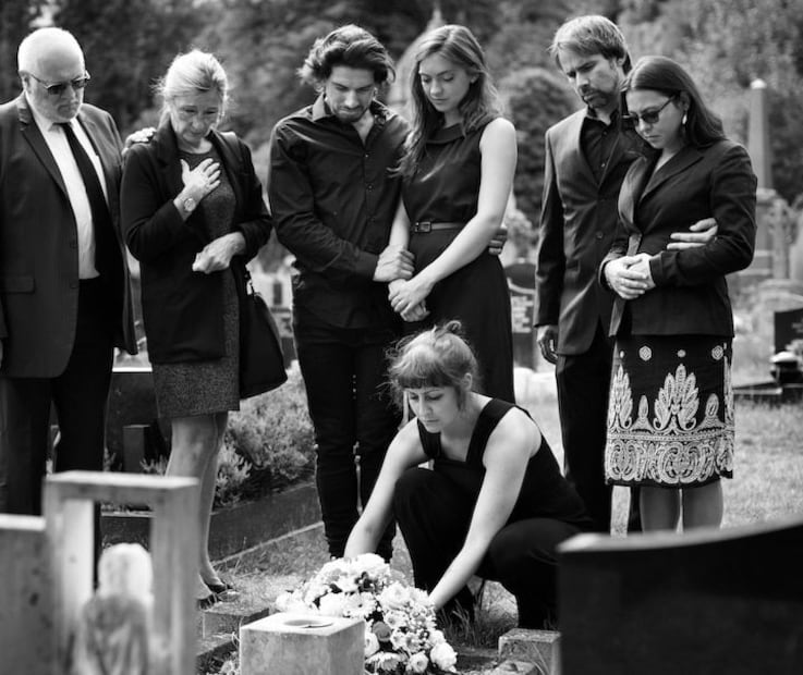 La muerte nos invita a reflexionar sobre la naturaleza efímera de la vida. Fuente: Freepik.