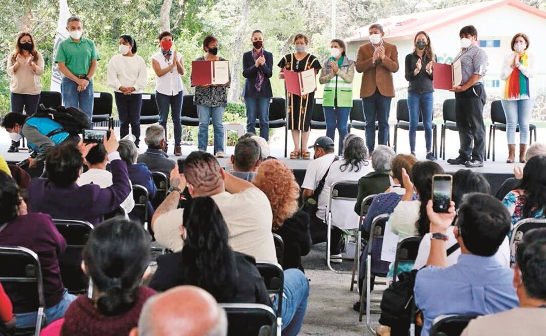 La jefa de Gobierno encabezó la entrega de constancias de Medidas de Mitigación y Compensación Ambiental a 21 asentamientos de Tlalpan. Foto: Especial.
