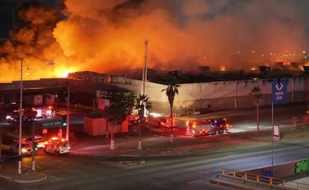 Voraz incendio consume Sam’s Club en Hermosillo; no se reportan víctimas