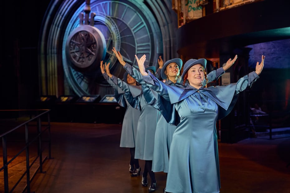 El Gran Salón de Hogwarts luce tal como apareció en las películas, con sus mesas y decorados originales. Foto: Facebook Warner Bros Studio Tour London