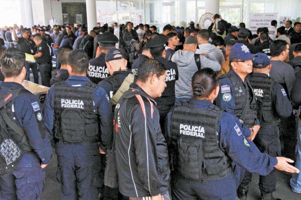 Elementos hicieron filas ayer en las mesas del Programa de Atracción de Talento en el Centro de Mando de la Policía Federal. Foto: JAVIER LIRA. NOTIMEX
