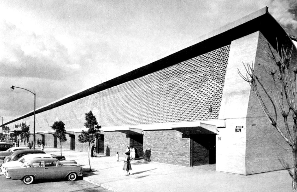 Una fotografía del nuevo Mercado de la Merced poco después de su inauguración en 1957. Este inmueble fue diseñado por Enrique del Moral y reemplazó a uno más antiguo, que se encontraba en lo que hoy es la Plaza Alonso García Bravo. Crédito: Col. Villasana-Torres