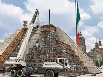 Desmontan réplica de la pirámide de Kukulcán en Zócalo