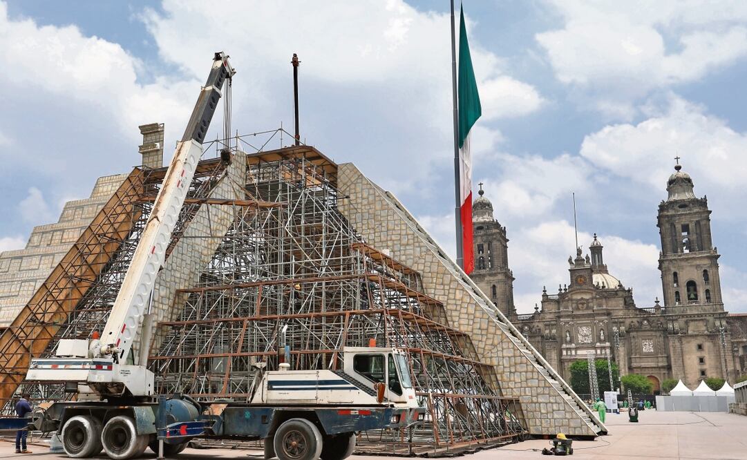 El retiro de la estructura se realiza a través de dos grúas de movilidad, una de 10 metros de altura y otra de siete. Foto: Berenice Fregoso / EL UNIVERSAL