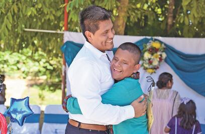 Frank, el maestro que no se fue hasta que enseñó a leer y escribir en Braille 