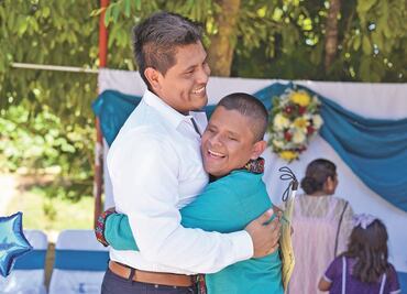 Frank, el maestro que no se fue hasta que enseñó a leer y escribir en Braille
