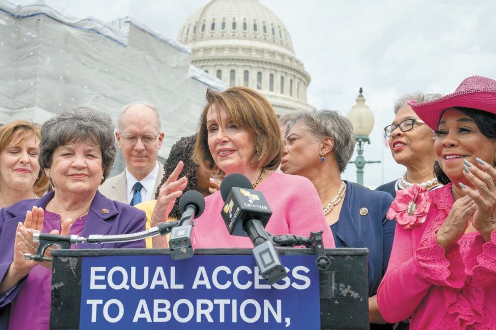 Nancy Pelosi, presidenta de la Cámara de Representantes, ayer durante una conferencia de prensa sobre el derecho de las mujeres a abortar, en el Capitolio, en Washington. / J. SCOTT APPLEWHITE. AP