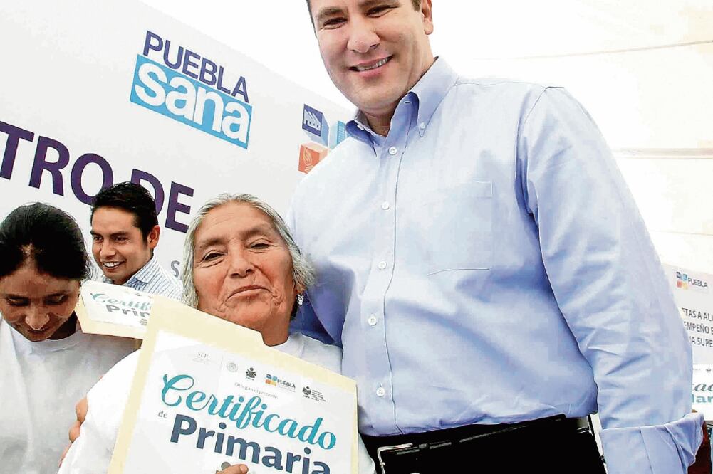 El gobernador Rafael Moreno Valle entregó certificados a adultos que finalizaron sus estudios de primaria y secundaria (ARCHIVO EL UNIVERSAL)