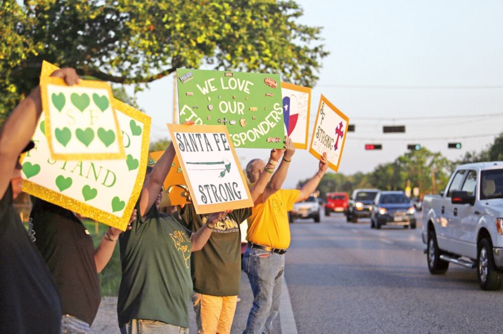 Vecinos apoyan a los estudiantes de la escuela Santa Fe, quienes regresaron ayer a clases tras el tiroteo del pasado 18 de mayo (REUTERS/PU YING HUANG. REUTERS)