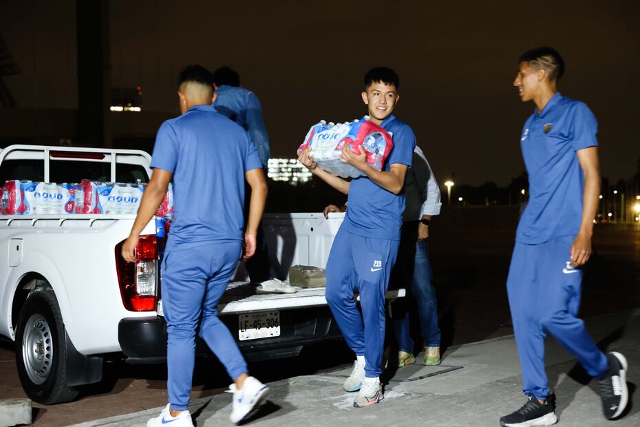 Jugadores de Pumas en el centro de acopio que se instaló en el Olímpico Universitario