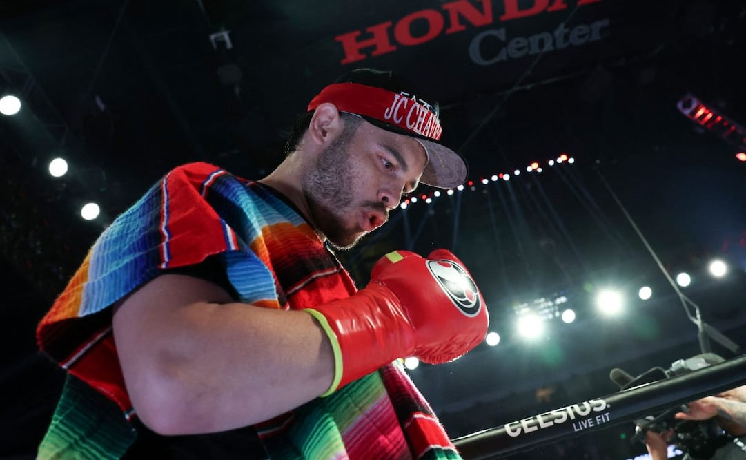 Julio César Chávez Jr. ingresa al ring antes de su pelea contra el estadounidense Jake Paul en el Honda Center en Anaheim, California, el 28 de junio de 2025. Foto: AFP