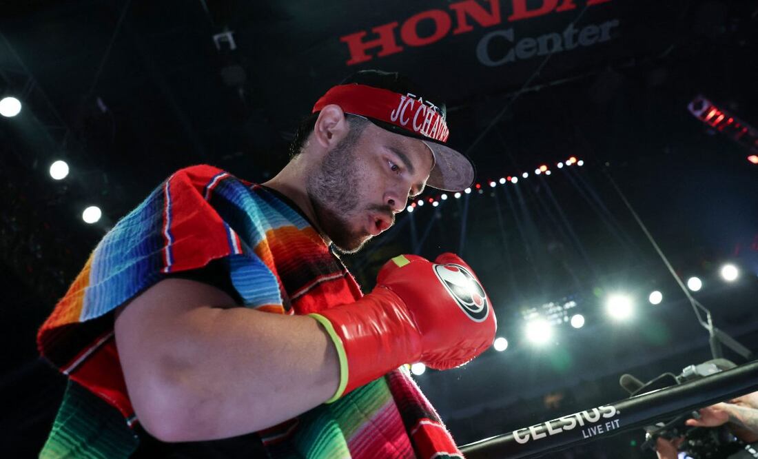 Julio César Chávez Jr. ingresa al ring antes de su pelea contra el estadounidense Jake Paul en el Honda Center en Anaheim, California, el 28 de junio de 2025. Foto: AFP