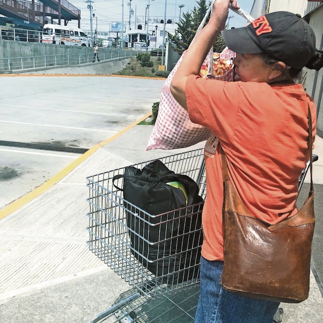 Algunos habitantes sí previeron la prohibición de las bolsas de plástico. DINORATH MOTA. EL UNIVERSAL