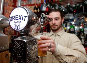 En París, clientes británicos ahogan sus penas con cerveza "Brexit"