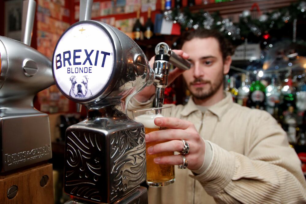Thibault, barman en The Cricketer, en París, sirve una cerveza “Brexit” (Foto: Reuters)