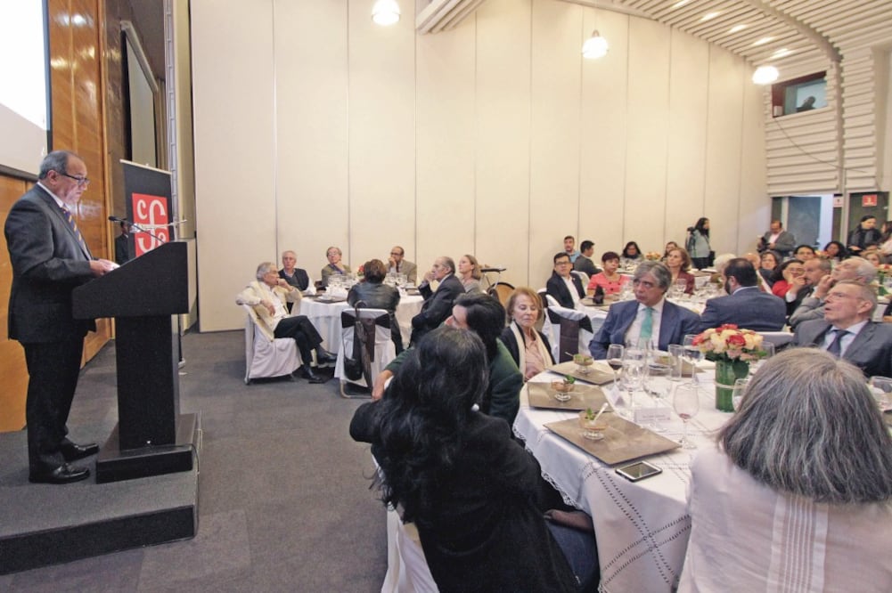 Familiares de José Luis Martínez, Ema Godoy, Pita Amor, Alí Chumacero, Jorge González Durán y Juan José Arreola durante la comida ofrecida por la editorial. (CARLOS MEJÍA. EL UNIVERSAL)