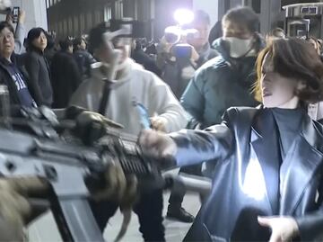 Foto y video: en el caos de cinco horas que duró la ley marcial en Corea del Sur, una mujer encaró a un soldado mientras le apuntaba con el cañón de su rifle
