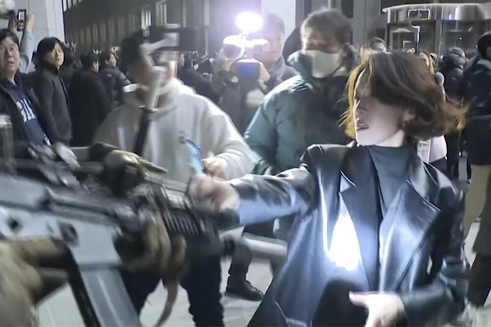 En esta imagen tomada a partir de un video, An Gwiryeong, al frente a la derecha, se enfrenta a uno de los soldados mientras los parlamentarios se apresuraban a ingresar al edificio de la Asamblea Nacional para revertir la ley marcial, en Seúl, el 4 de diciembre de 2024. Foto: AP