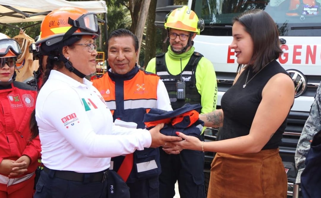 Circe Camacho entregó equipo a las brigadas de Protección Civil de la demarcación para fortalecer la atención de emergencias. Foto: X (@XochimilcoAl)