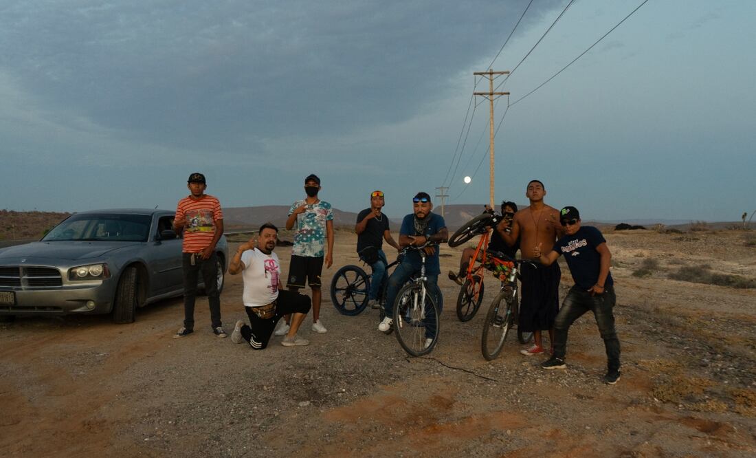 Pedro Carrizales Becerra El Mijis, su hija, pandilleros y los documentalistas recorrieron carreteras en bicicleta o en auto hasta Tijuana, relatan. Foto Especial