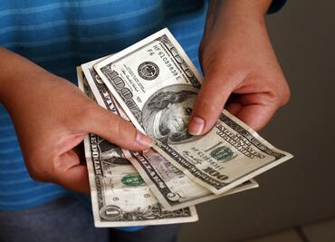 Dólar baja a $19.15; el peso registra ganancias